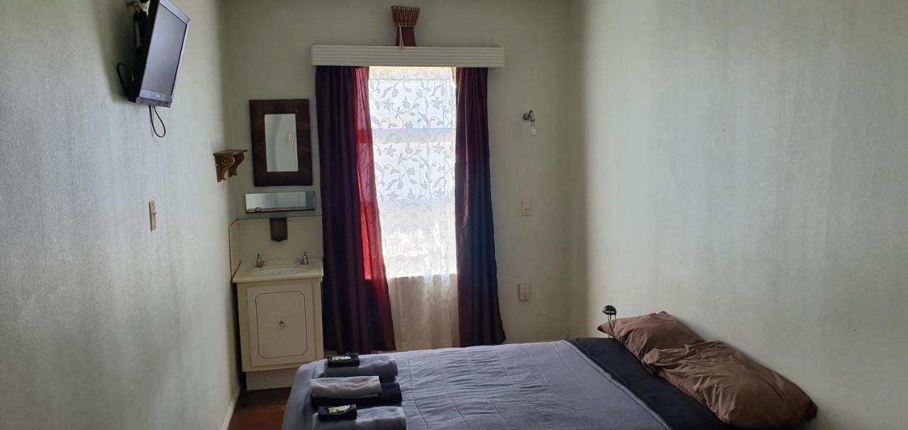 Hotel Motueka Backpackers, Loud Live Music Friday Saturday Nights Room photo