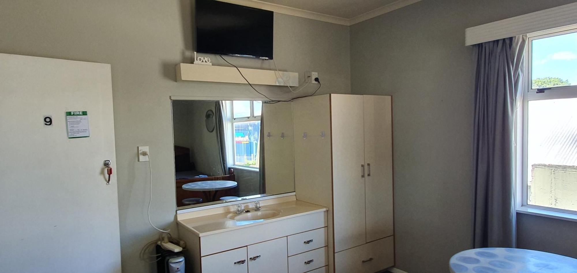 Hotel Motueka Backpackers, Loud Live Music Friday Saturday Nights Room photo